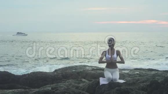 云天石上做瑜伽运动的女人视频的预览图