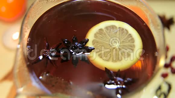 玻璃水壶里的红茶视频的预览图