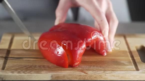 厨师切辣椒做蔬菜菜新鲜蔬菜沙拉在家健康烹饪新鲜蔬菜在家视频的预览图