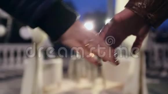 情侣握手在风景的背景下进行浪漫的邂逅视频的预览图
