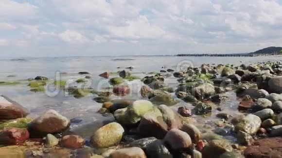 海边和石头视频的预览图