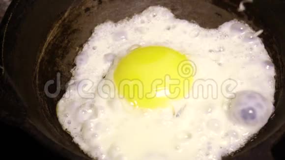 平底锅上煎鸡蛋慢动作视频的预览图