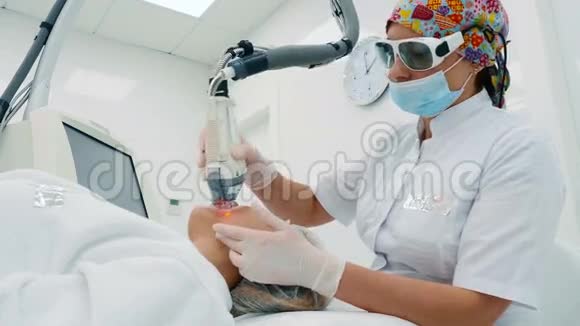 美容师在临床上做除皱手术视频的预览图