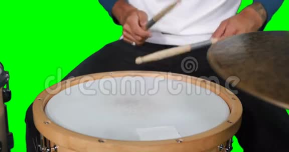 鼓手打鼓的中间部分视频的预览图