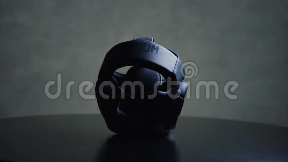桌子上有黑色的拳击手头盔训练时头上的防护头盔保护头部不受撞击视频的预览图