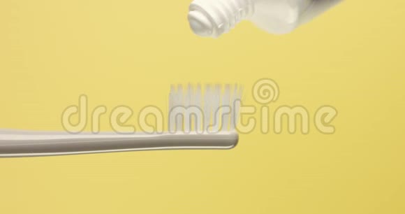 牙刷的特写和上面的牙膏视频的预览图