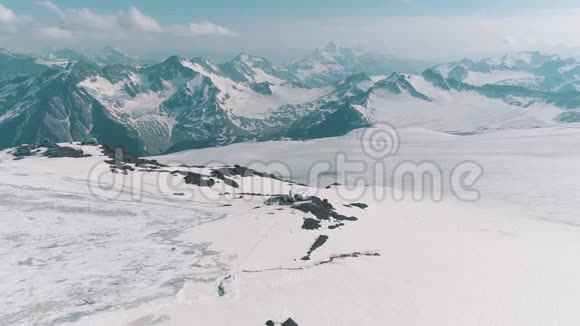 令人惊叹的自然景色雪岩峰景视频的预览图