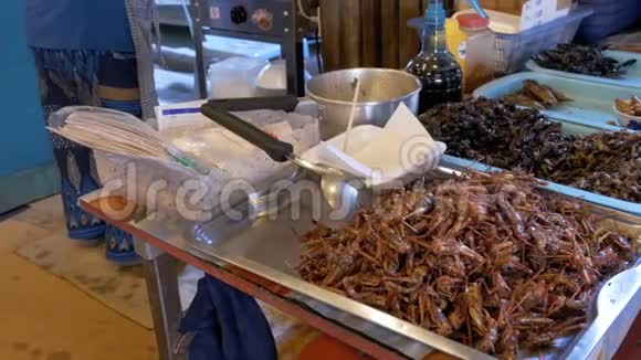 食品市场上不同类型的熟食昆虫亚洲泰国芭堤雅视频的预览图