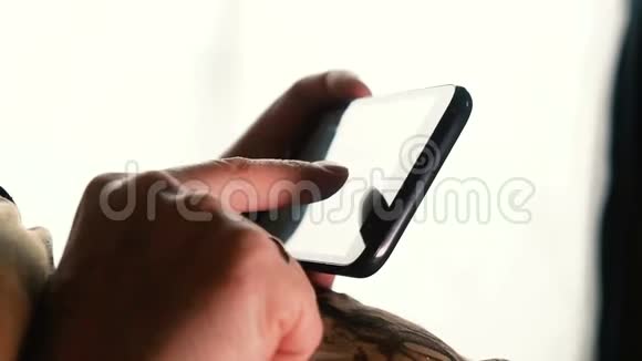 女人用智能手机进行交流视频的预览图