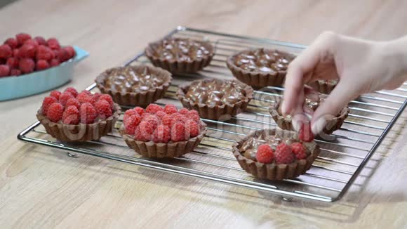 烹饪巧克力馅饼和巧克力馅和新鲜覆盆子视频的预览图