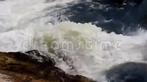 水冲过河中的一块岩石视频的预览图