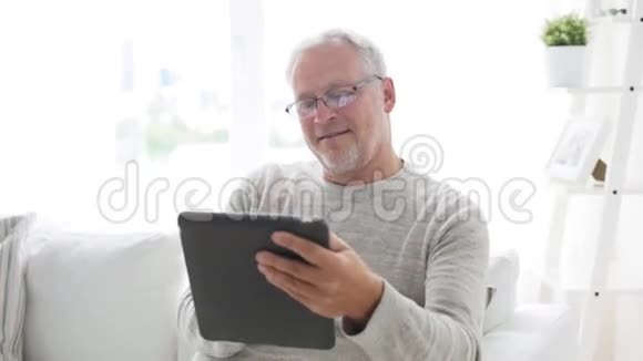 家里有平板电脑的老人视频的预览图