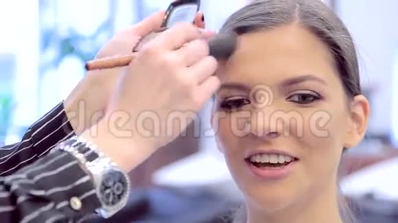 化妆师用腮红纠正模特面部轮廓视频的预览图