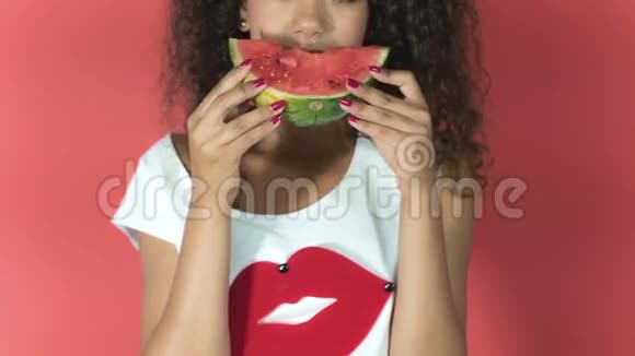 时尚非洲模特在工作室吃西瓜的画像视频的预览图
