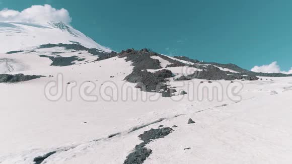 鸟瞰美丽的大自然雪岩峰风景视频的预览图