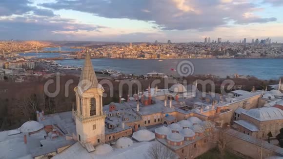 空中无人机在土耳其伊斯坦布尔拍摄日出从上面市中心托普卡皮宫视频的预览图