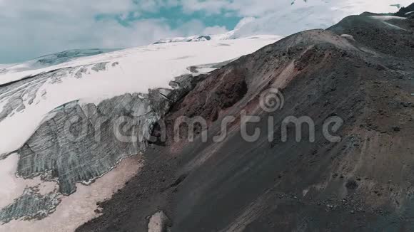 空中拍摄的风景如画的自然雪岩峰景观视频的预览图