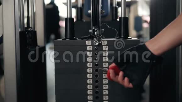 健身馆大型超级特写用千克和磅数叠好重量机视频的预览图