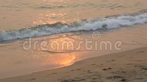 日落时的海岸夕阳的红光在那里闪烁视频的预览图