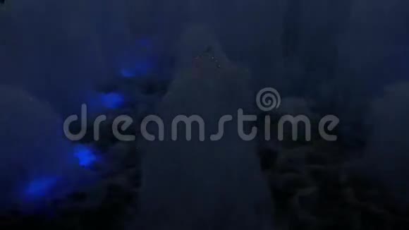 喷泉在夜间泛着七彩的光芒视频的预览图