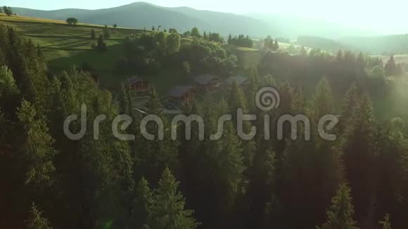 阳光照亮了山景和村庄视频的预览图