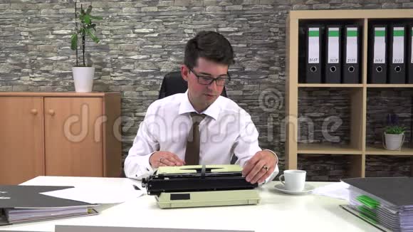 秘书在工作场所用一杯咖啡在桌子旁打字视频的预览图