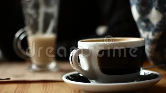 提供咖啡和其他食物的杯子视频的预览图