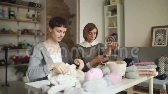 在缝纫车间的餐桌上工作的针织妇女女子编织组视频的预览图