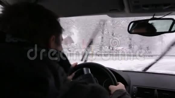 冬天男人开车视频的预览图