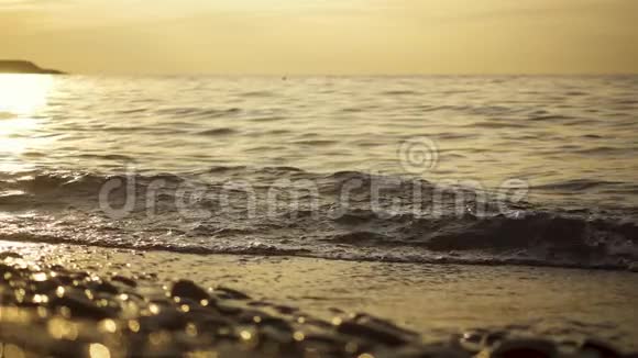 夕阳下的卵石沙滩慢动作视频的预览图