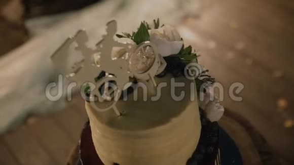 用花装饰的漂亮蛋糕奶油婚礼蛋糕特写装饰的地方有灯光美味的蛋糕视频的预览图
