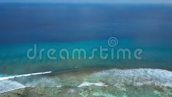 一望无际的蓝绿色印度洋海浪和冲浪海浪视频的预览图