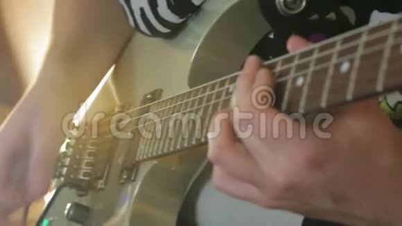 男人在特写镜头上弹白色吉他视频的预览图