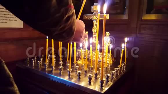 放置蜡烛人们请求上帝宽恕和幸福在一个背景的图标上的神圣面孔视频的预览图