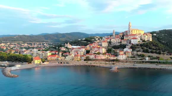 空中飞行在地中海沿岸的塞沃中世纪小镇周围飞行意大利利古里亚里维埃拉美丽的巴洛克教堂是一座视频的预览图