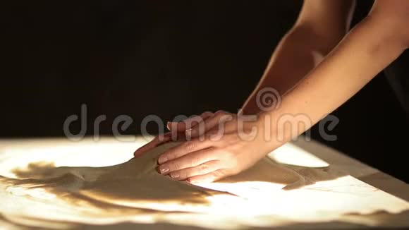 沙子从女性手上溢出特写镜头视频的预览图