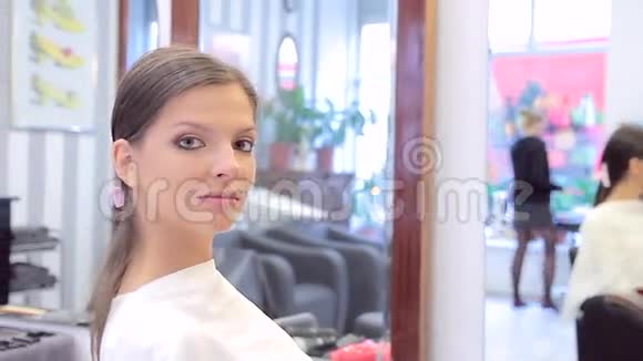 年轻漂亮的女孩在化妆室微笑视频的预览图