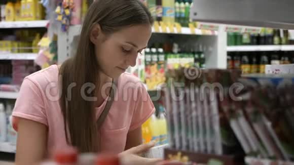 购物中心食品杂货店妇女选择商品的肖像视频的预览图