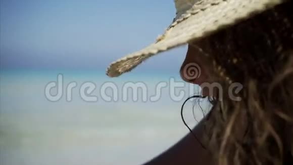 年轻女子放松沙滩视频的预览图