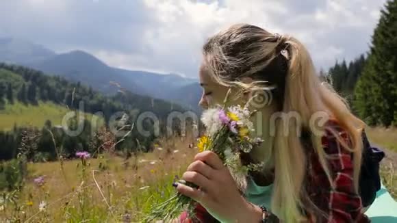 美丽的少女在山里采野花视频的预览图