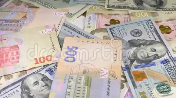 钱在桌子上旋转各种象征美元和货币视频的预览图