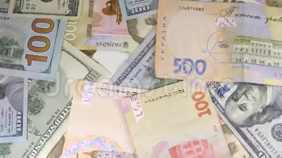 钱在桌子上旋转各种象征美元和货币视频的预览图