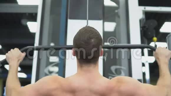 运动员为背部的肌肉做运动健身器上健身器的肌肉背部视频的预览图