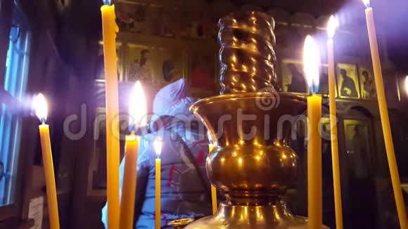 放置蜡烛人们请求上帝宽恕和幸福在一个背景的图标上的神圣面孔视频的预览图