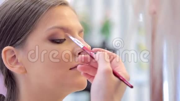 专业化妆是由化妆师做的视频的预览图