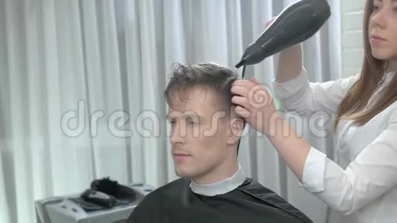 女理发师晾晒头发视频的预览图