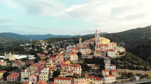 空中飞行在地中海沿岸的塞沃中世纪小镇周围飞行意大利利古里亚里维埃拉美丽的巴洛克教堂是一座视频的预览图