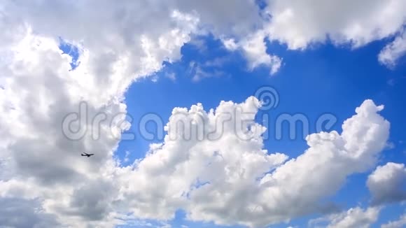 客机在蓝色多云的天空背景下飞行视频的预览图