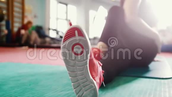 在健身房锻炼在健身室锻炼健康生活方式的年轻女性视频的预览图