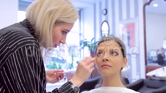 化妆师用基础来修饰模特的化妆视频的预览图